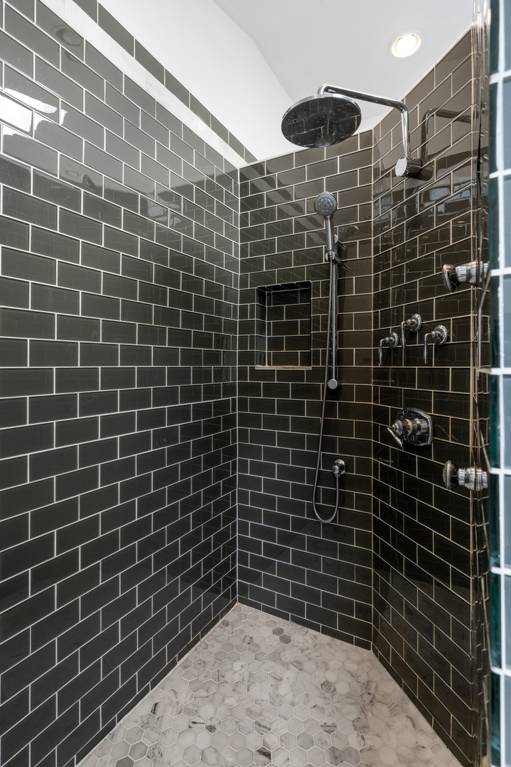 2131 W Dickens Avenue