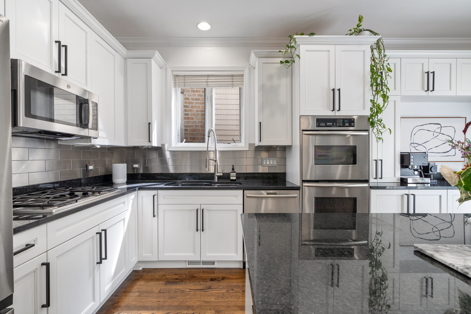 2131 W Dickens Avenue