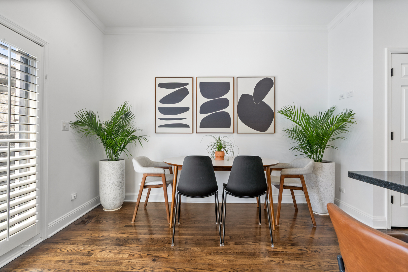 2131 W Dickens Avenue