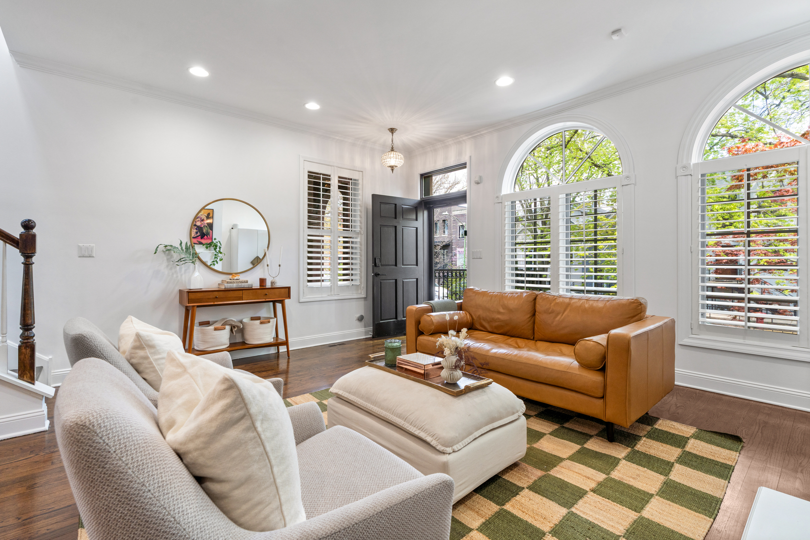 2131 W Dickens Avenue