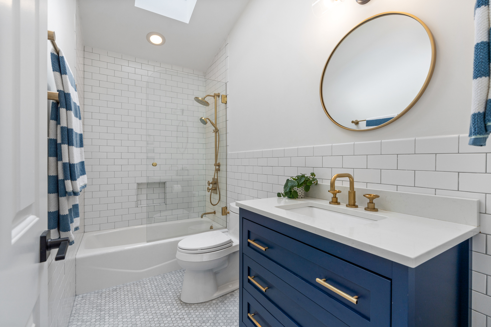 2131 W Dickens Avenue