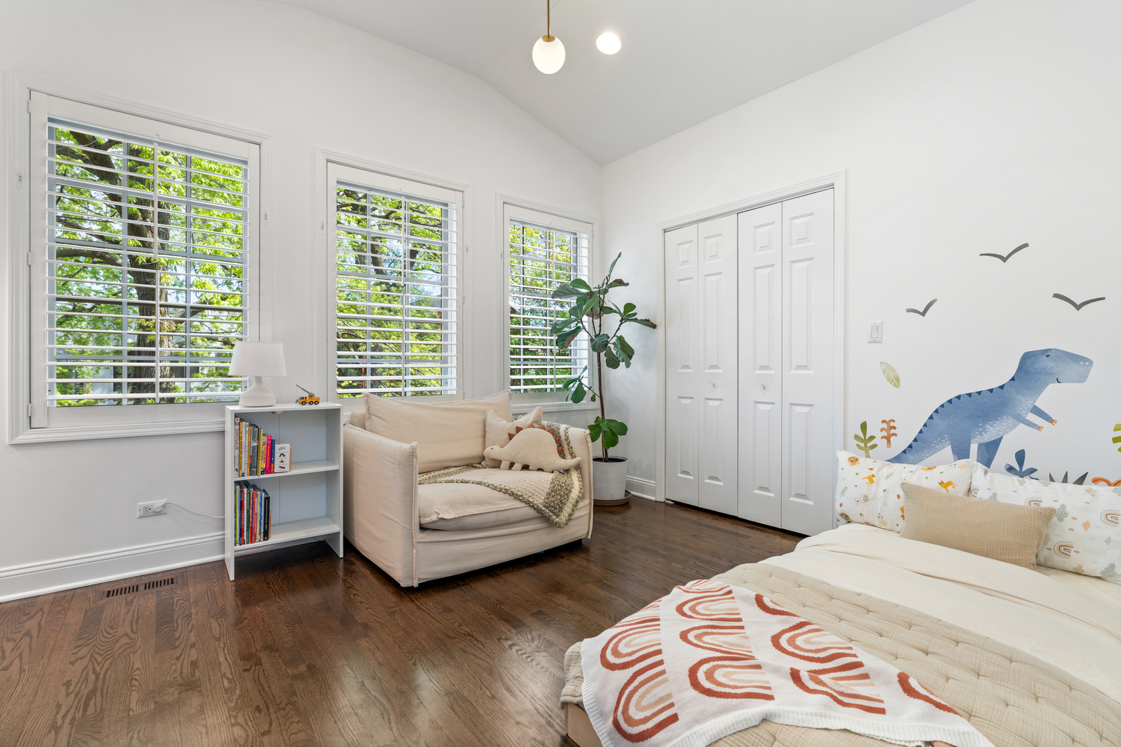 2131 W Dickens Avenue