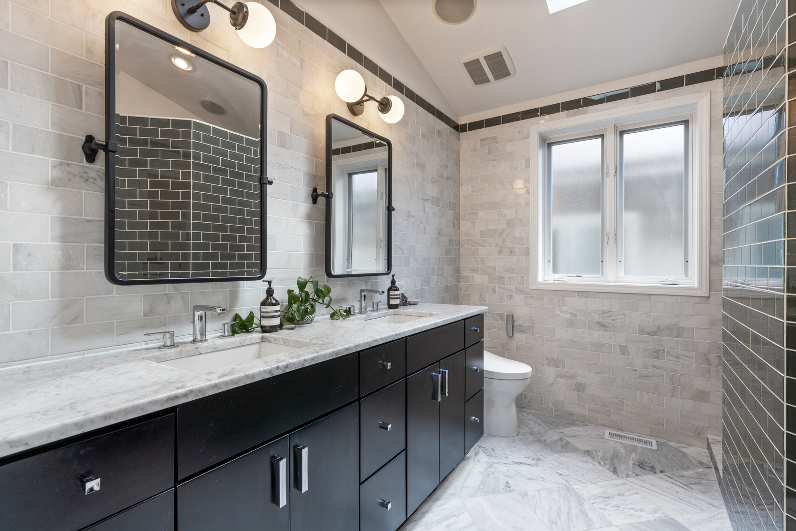 2131 W Dickens Avenue