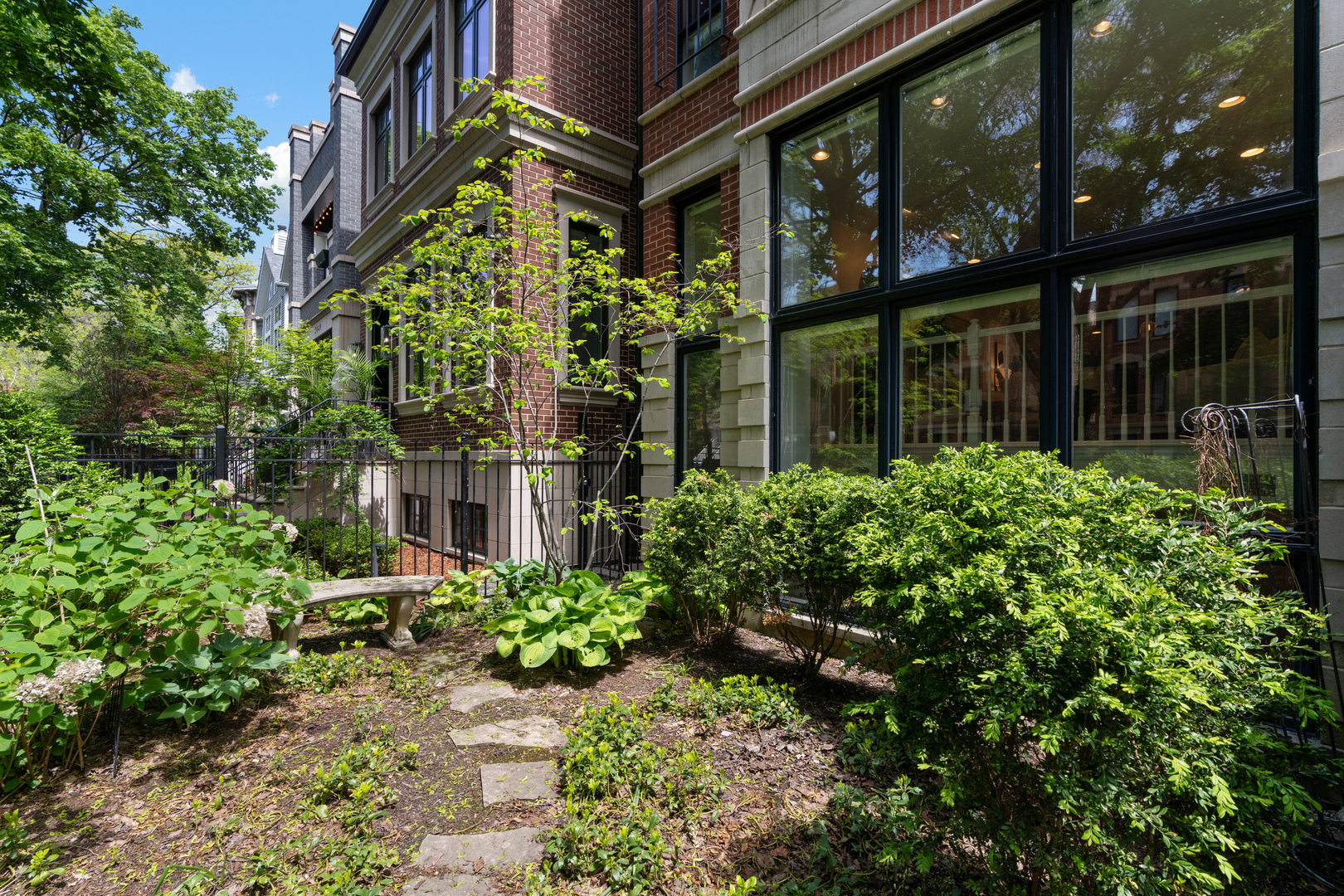 2043 N Bissell Street Unit: 1