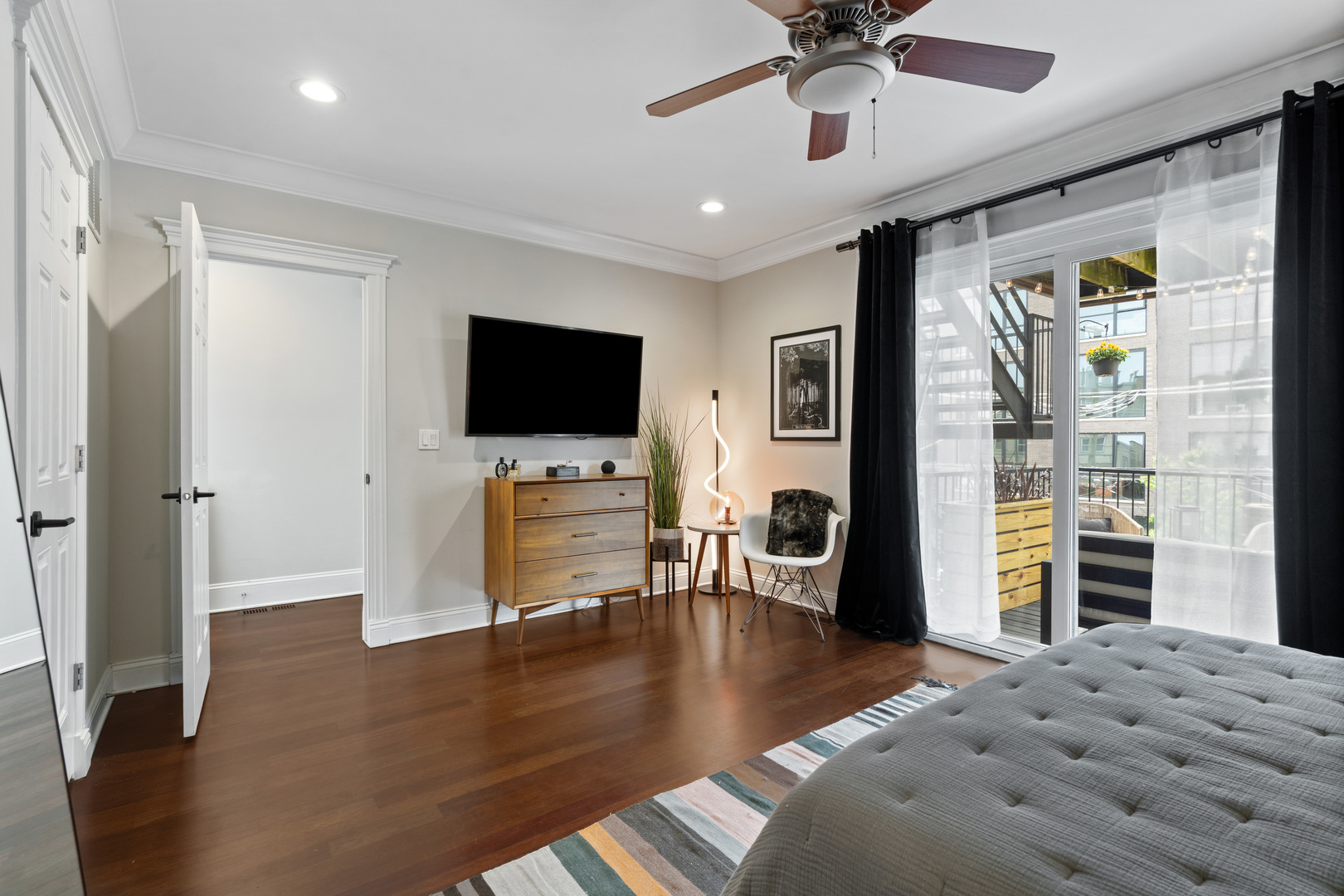 3422 N Bosworth Avenue Unit: 2