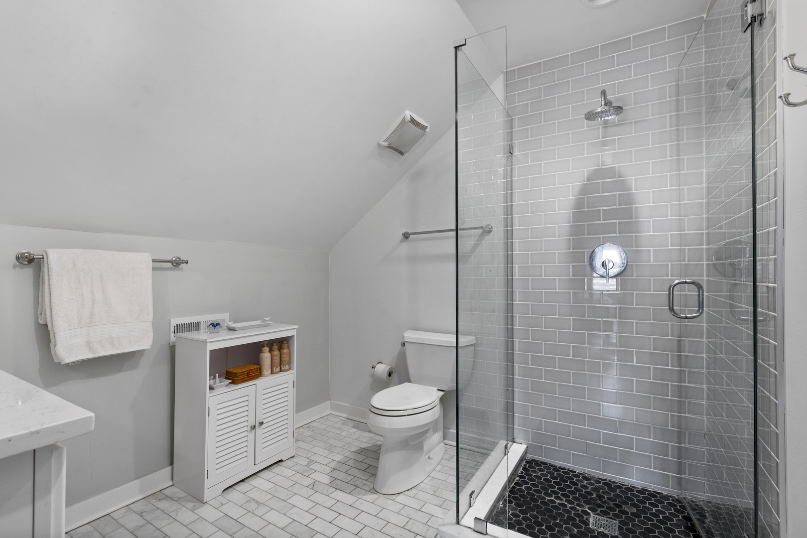2626 N Wayne Avenue Unit: Rear