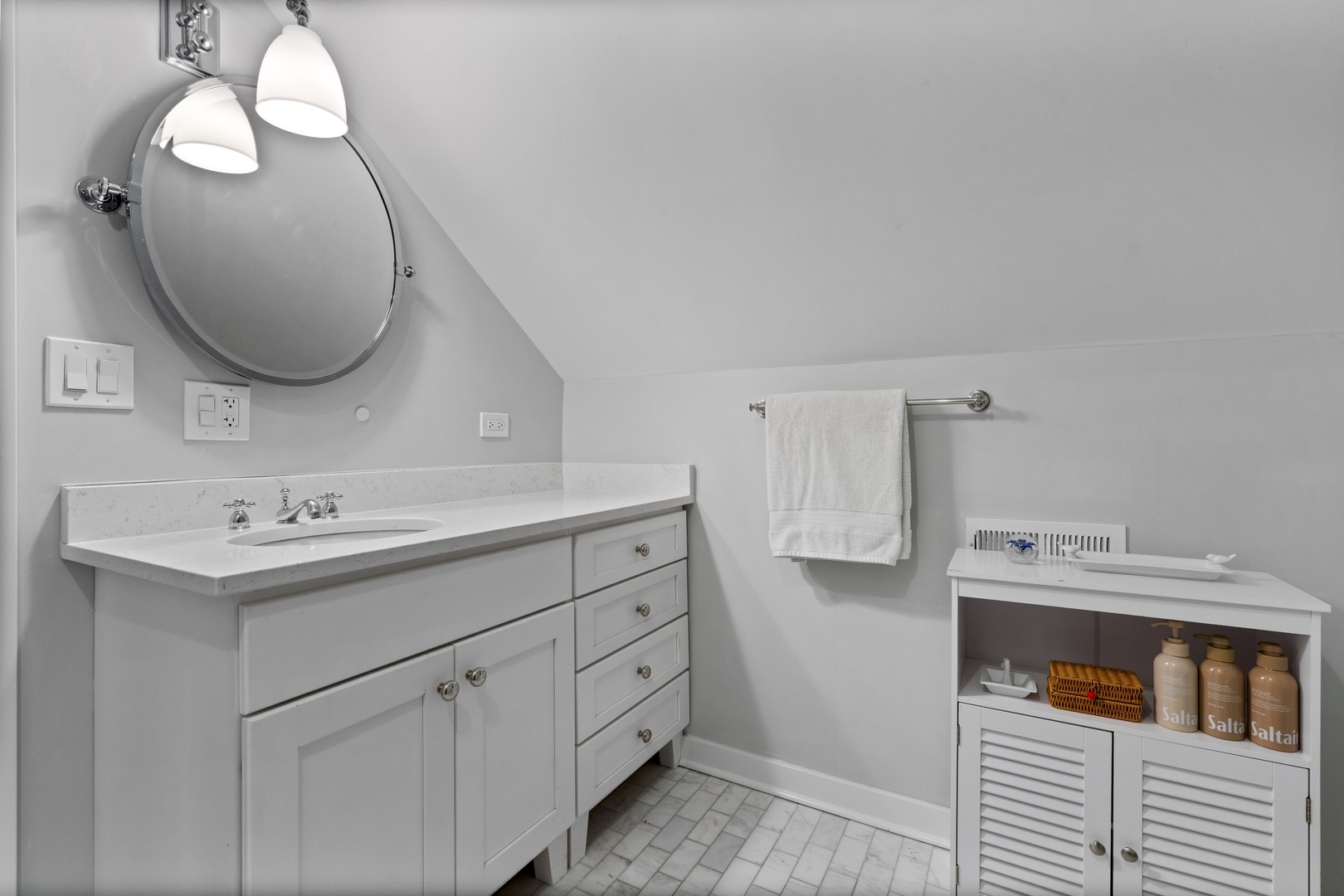 2626 N Wayne Avenue Unit: Rear
