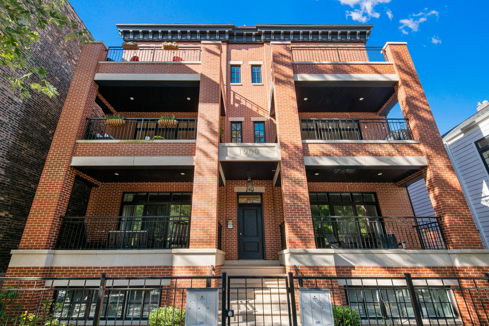 1900 N Sheffield Avenue Unit: 2N