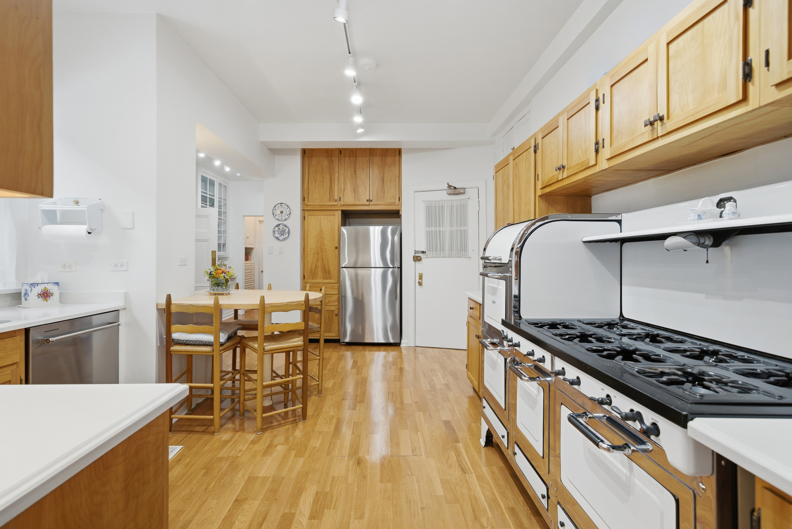 232 E Walton Place Unit: 3E