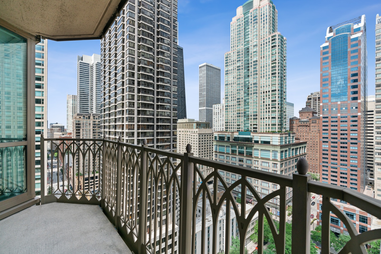 21 E Huron Street Unit: 2104