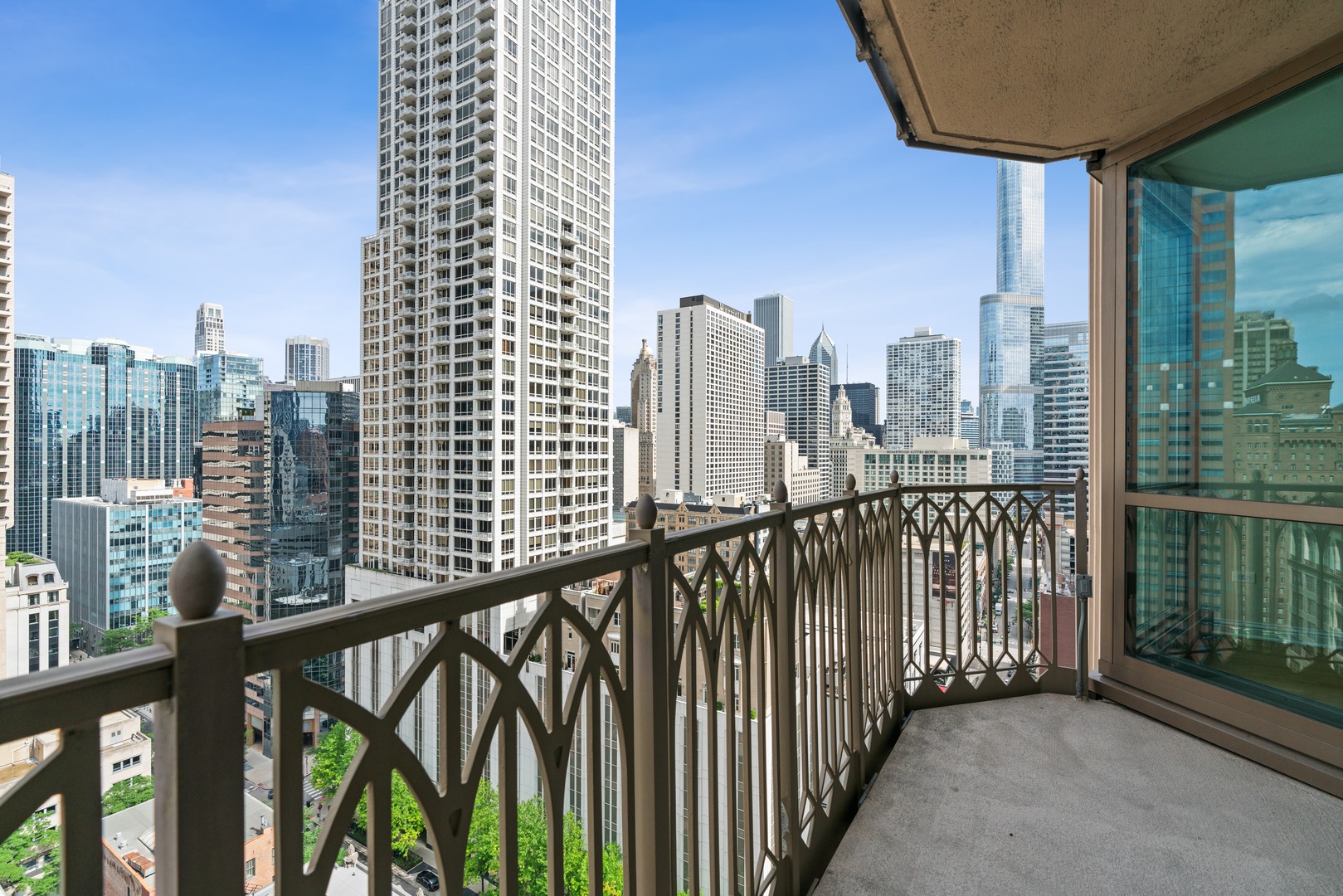 21 E Huron Street Unit: 2104