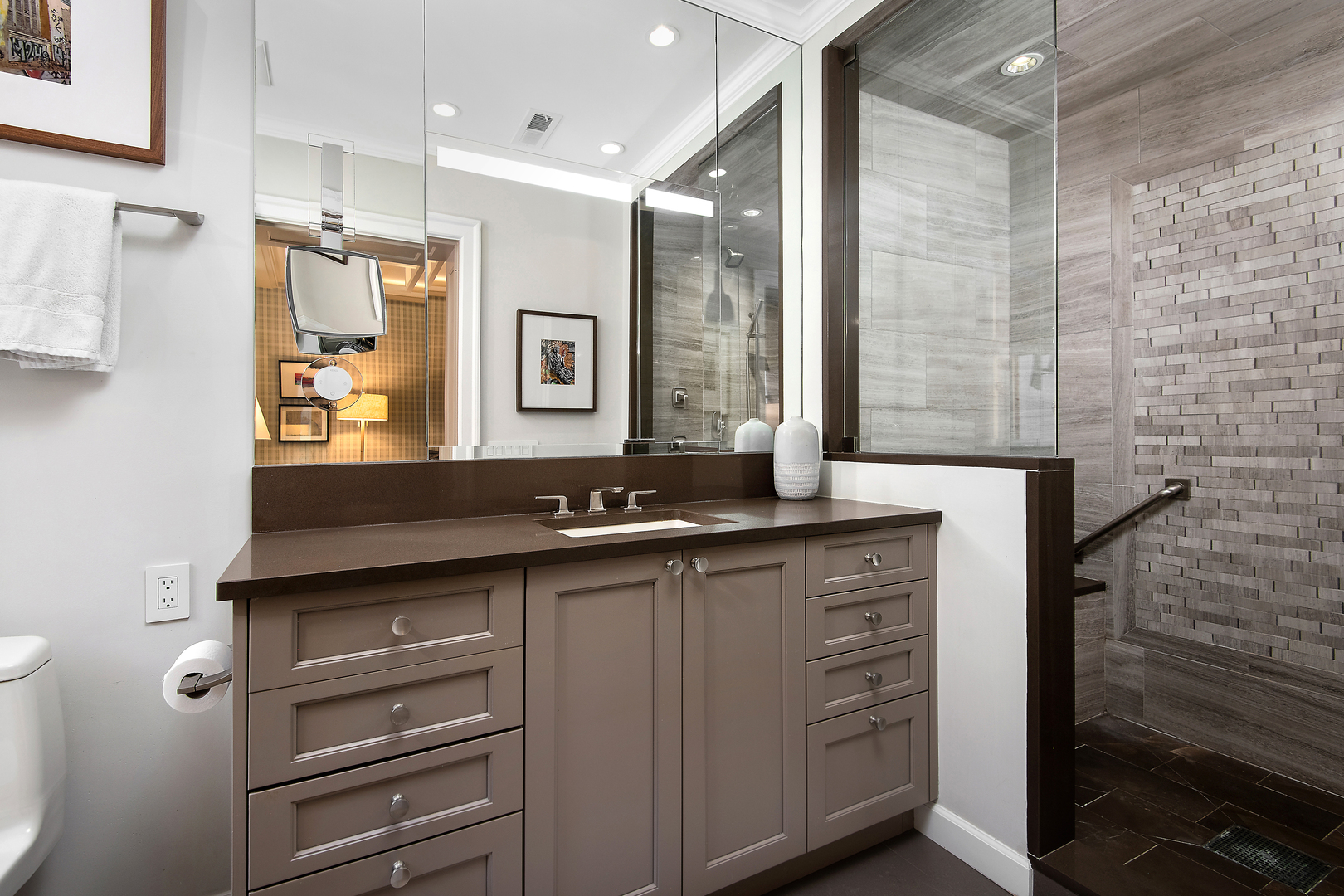 229 E Lake Shore Drive Unit: 4E
