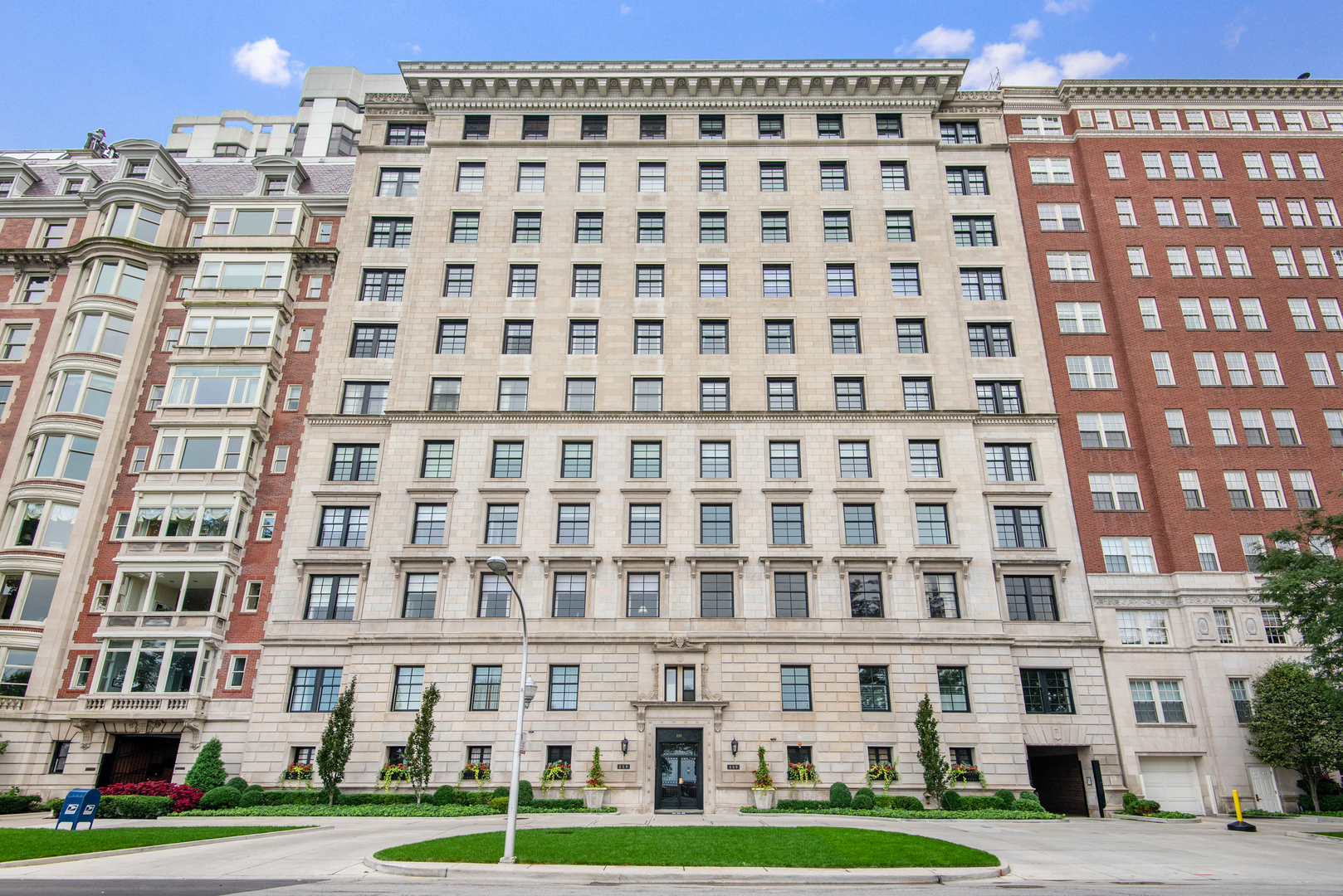 229 E Lake Shore Drive Unit: 4E