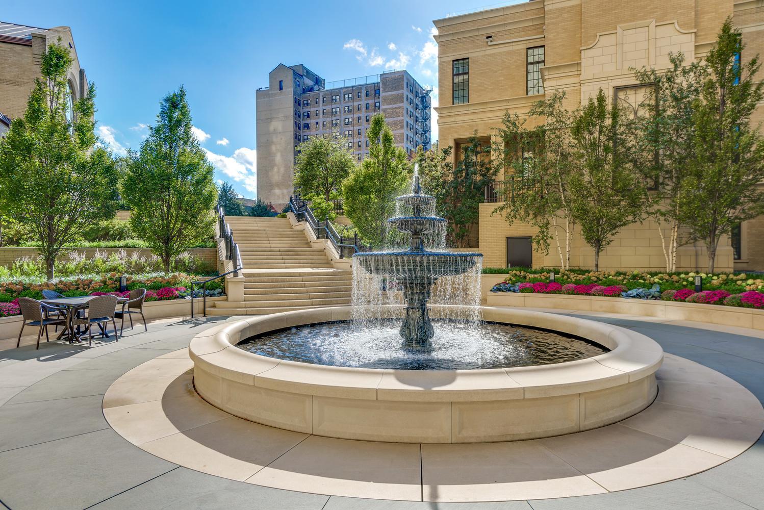 2550 N Lakeview Avenue Unit: N1904