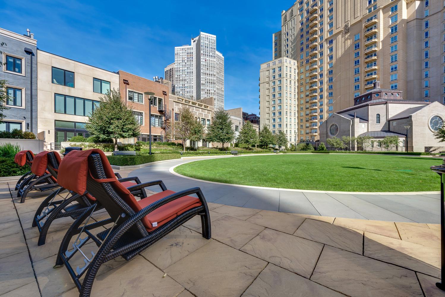 2550 N Lakeview Avenue Unit: N1904