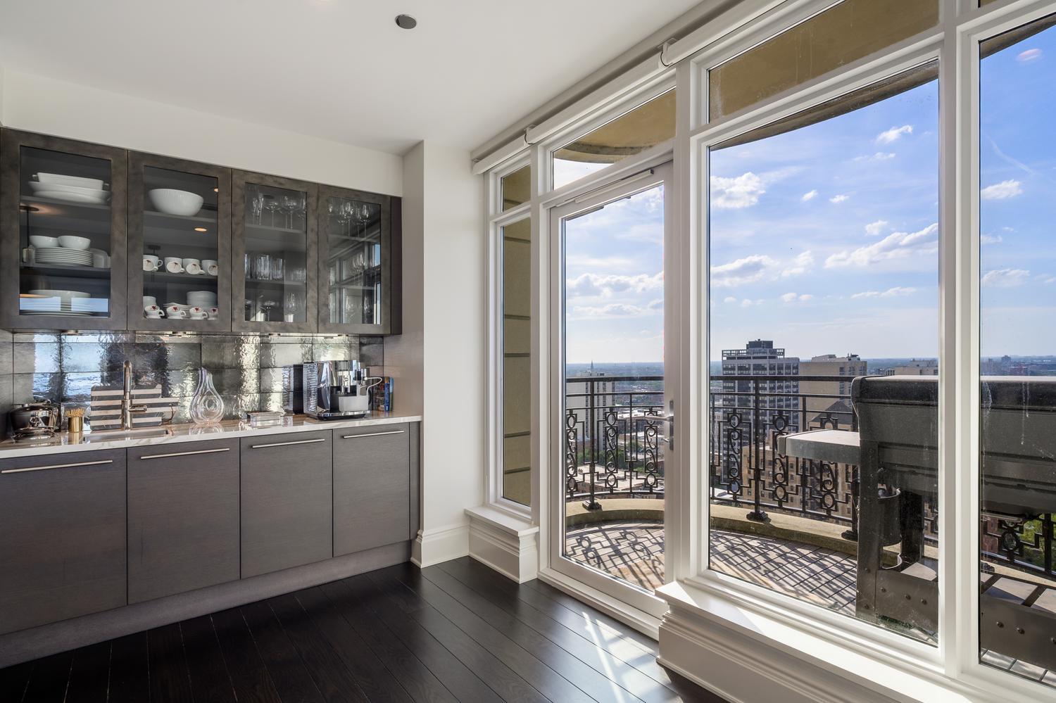 2550 N Lakeview Avenue Unit: N1904