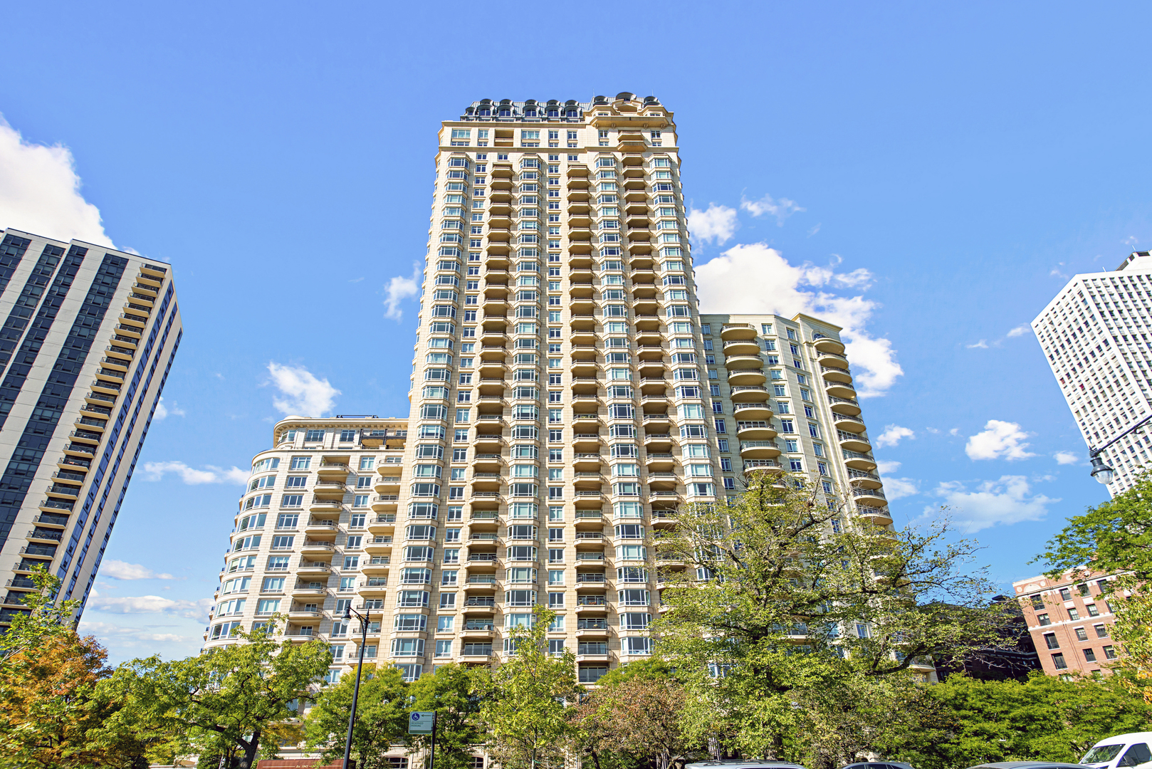 2550 N Lakeview Avenue Unit: N1904