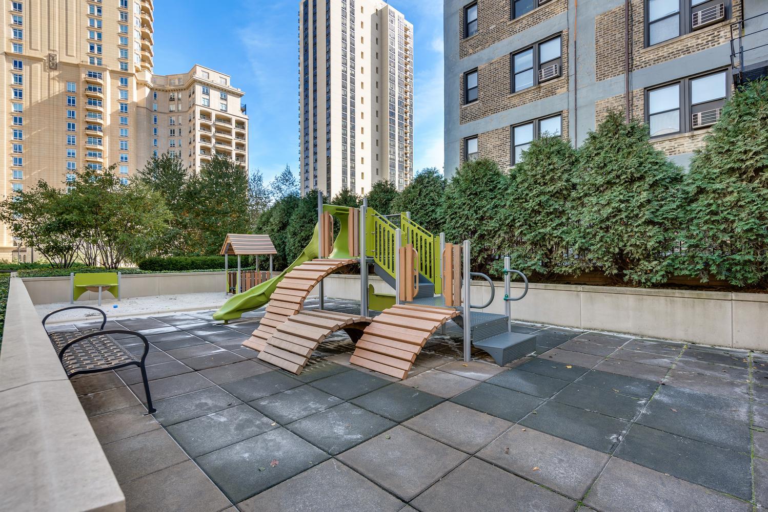 2550 N Lakeview Avenue Unit: N1904