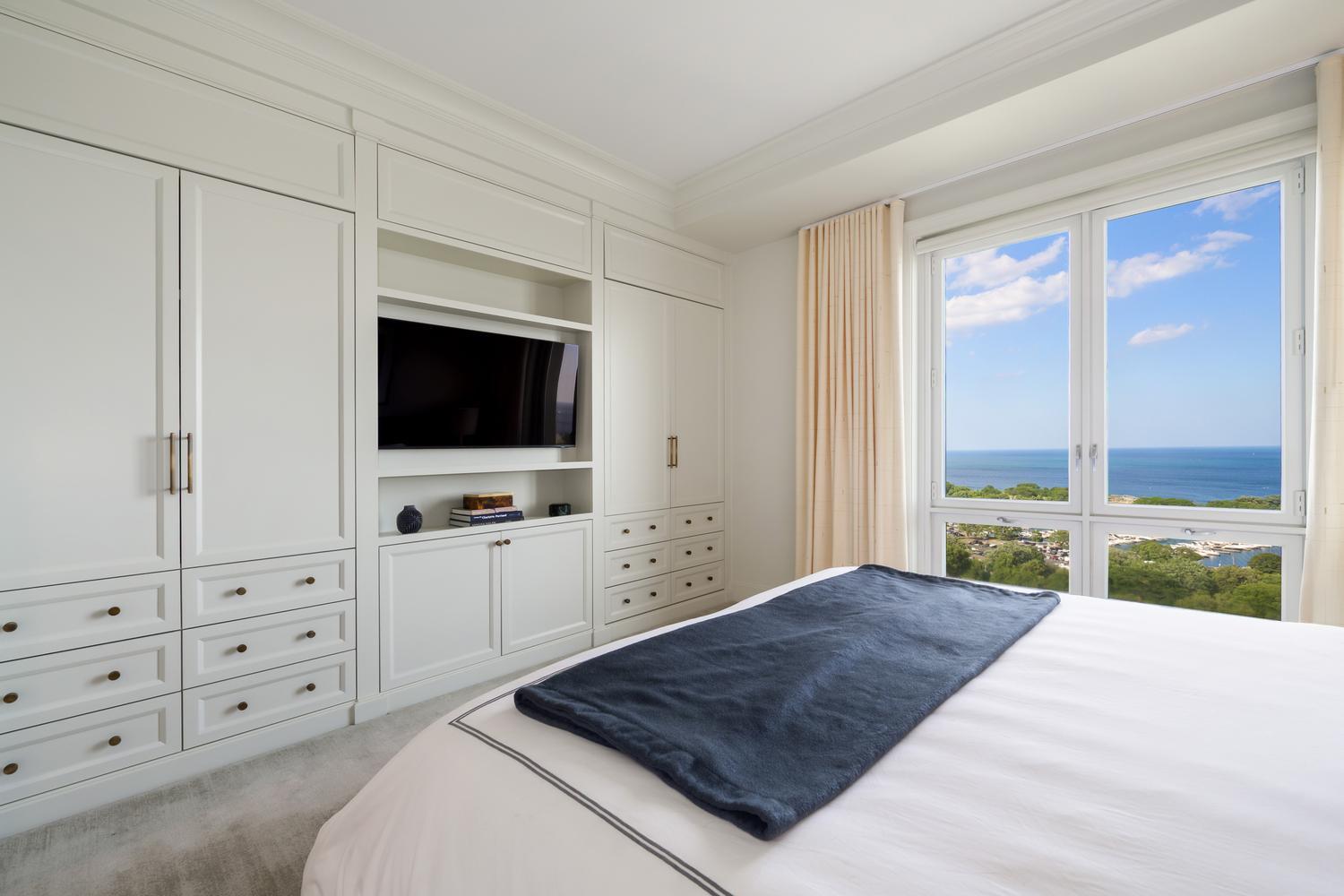 2550 N Lakeview Avenue Unit: N1904