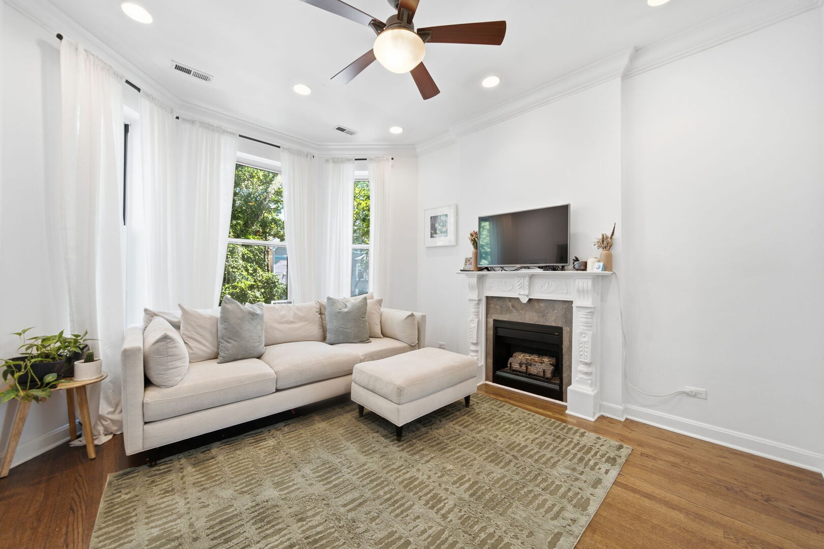 3742 N Janssen Avenue Unit: 2