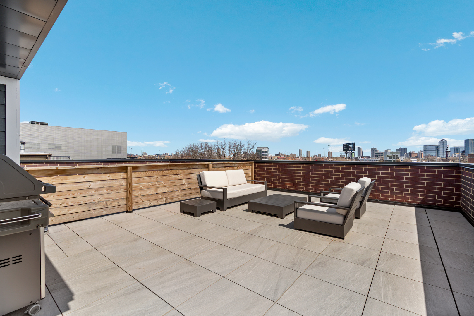 1525 N Bosworth Avenue Unit: 3S