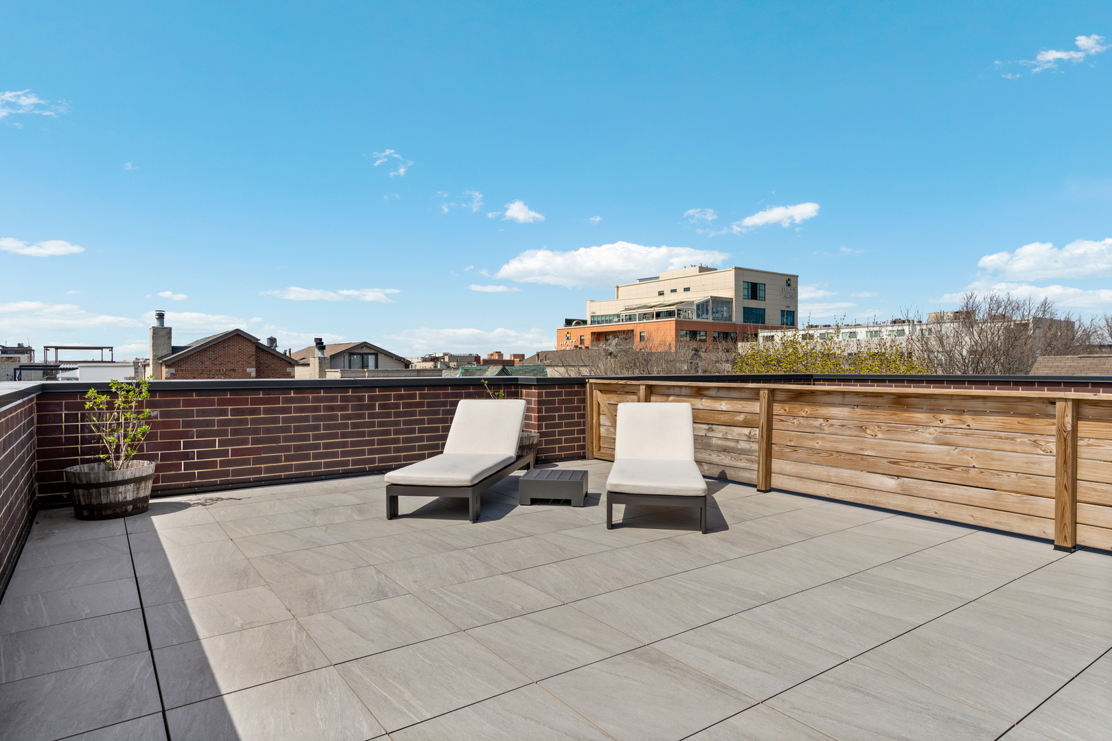 1525 N Bosworth Avenue Unit: 3S