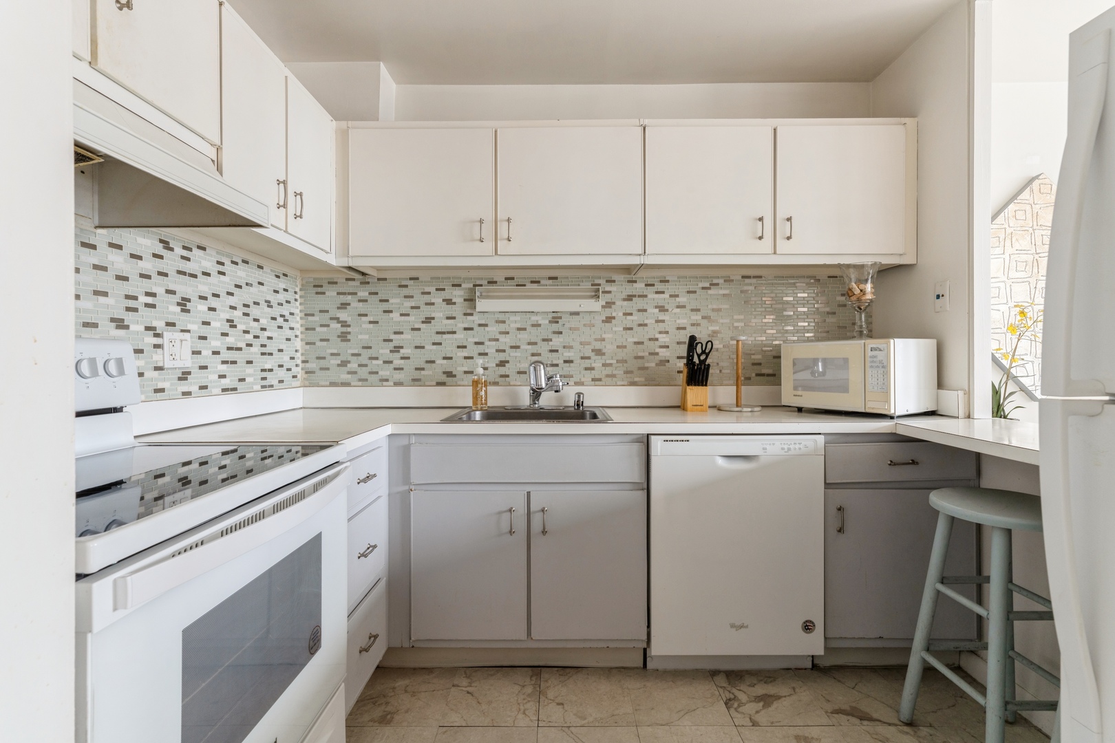 111 E CHESTNUT Street Unit: 27E