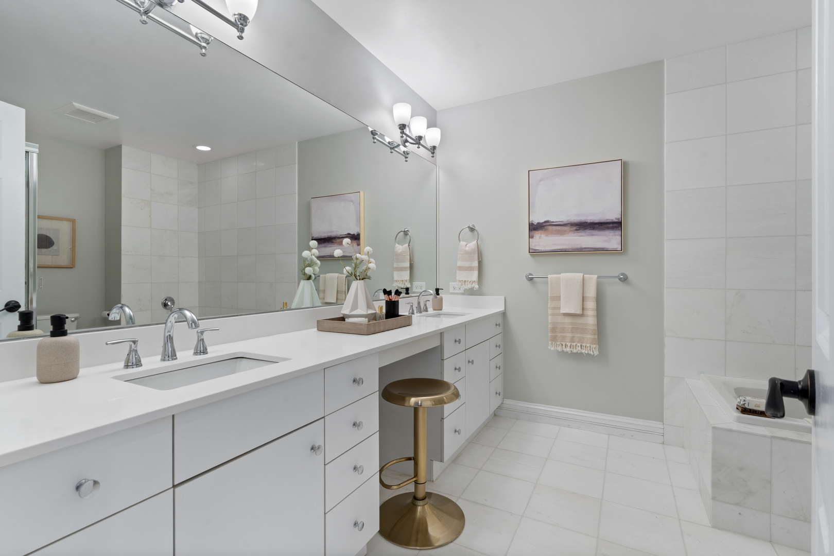 2843 N Lincoln Avenue Unit: 103