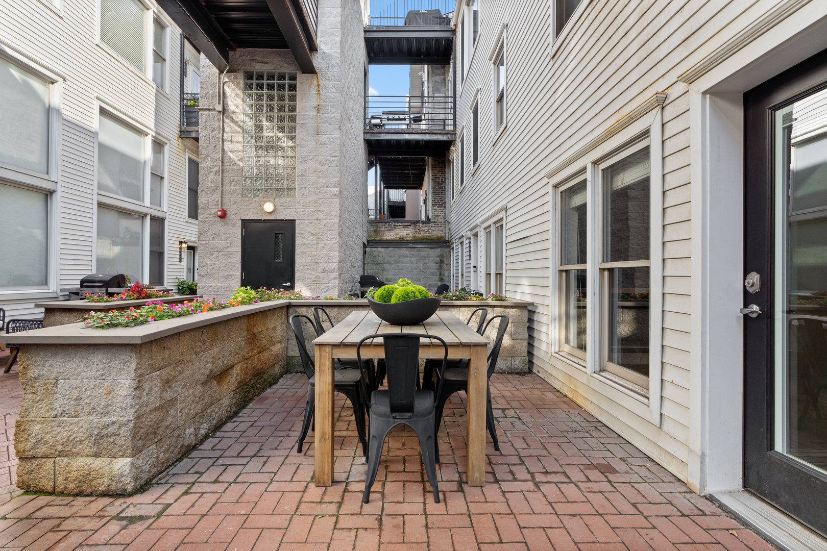 2843 N Lincoln Avenue Unit: 103