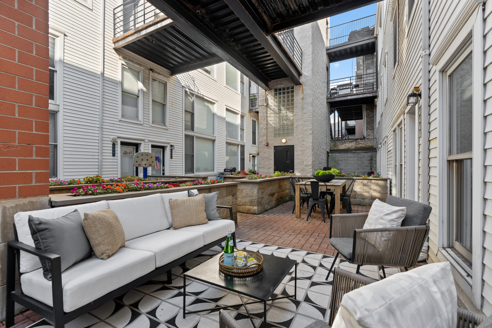 2843 N Lincoln Avenue Unit: 103