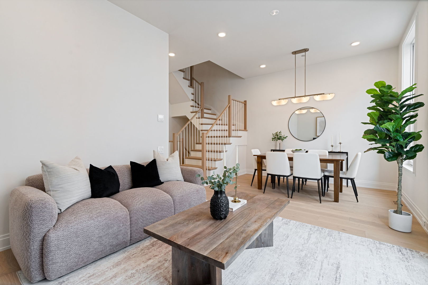 2333 N Cambridge Avenue Unit: F