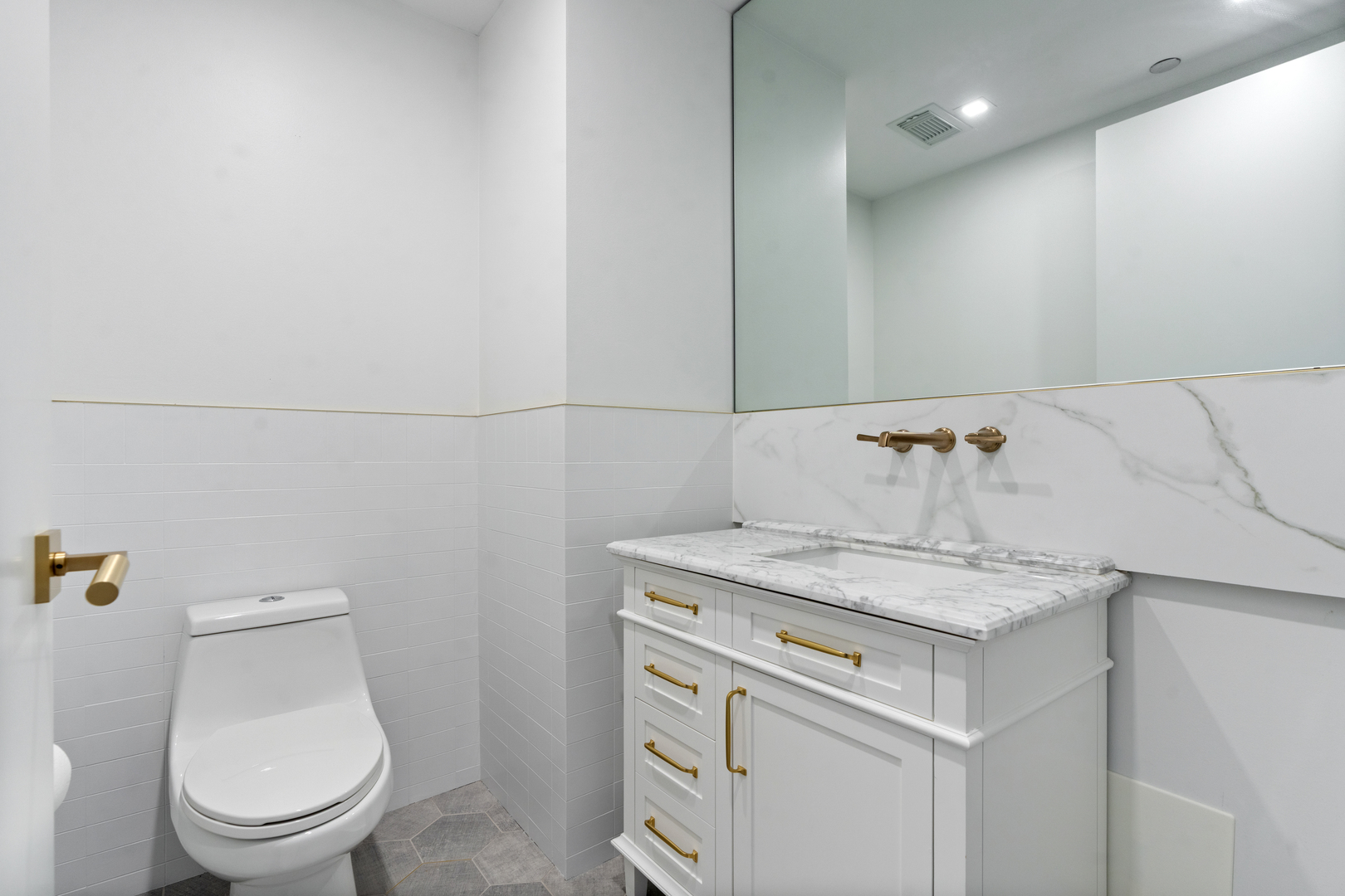 21 E Huron Street Unit: 1706