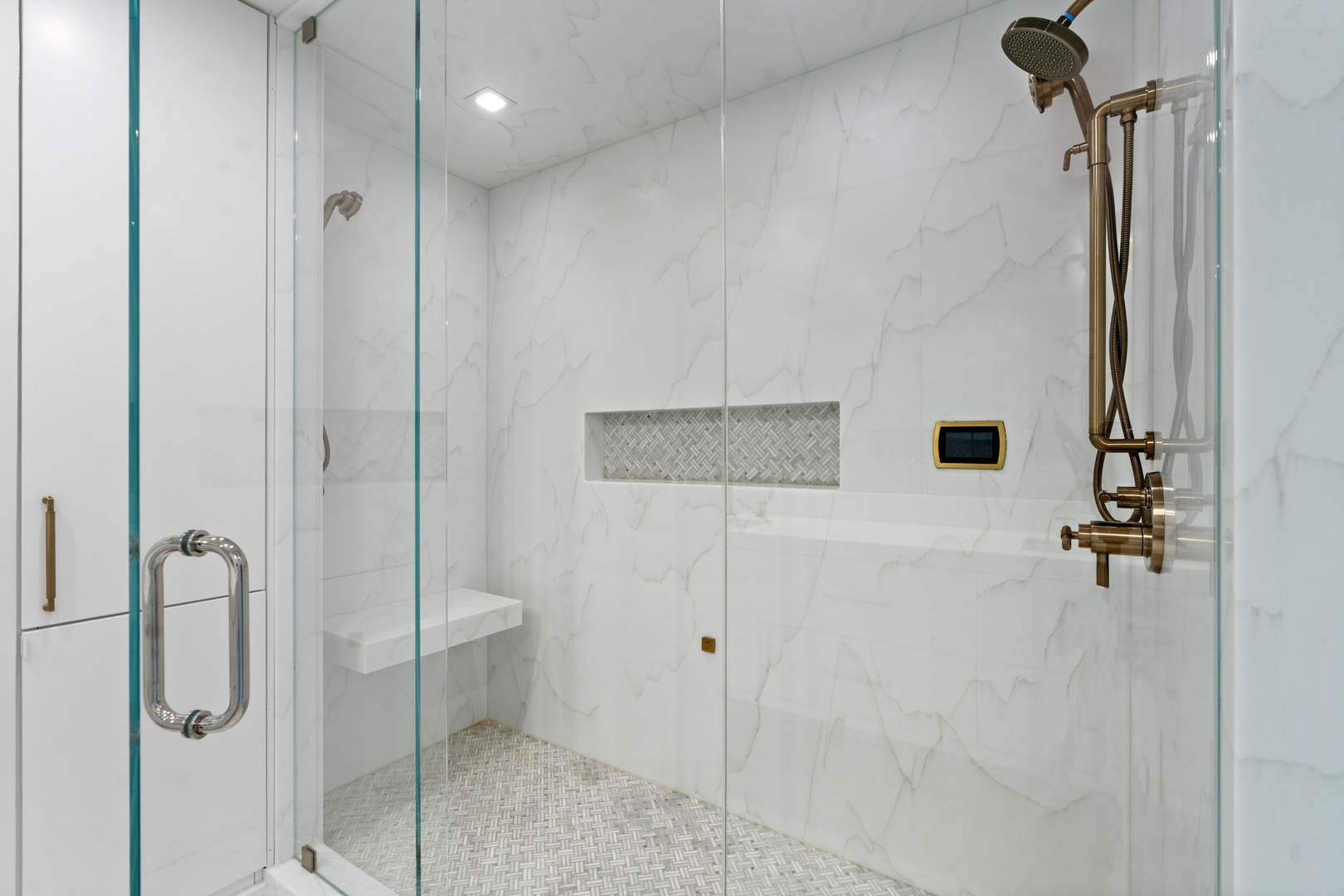 21 E Huron Street Unit: 1706
