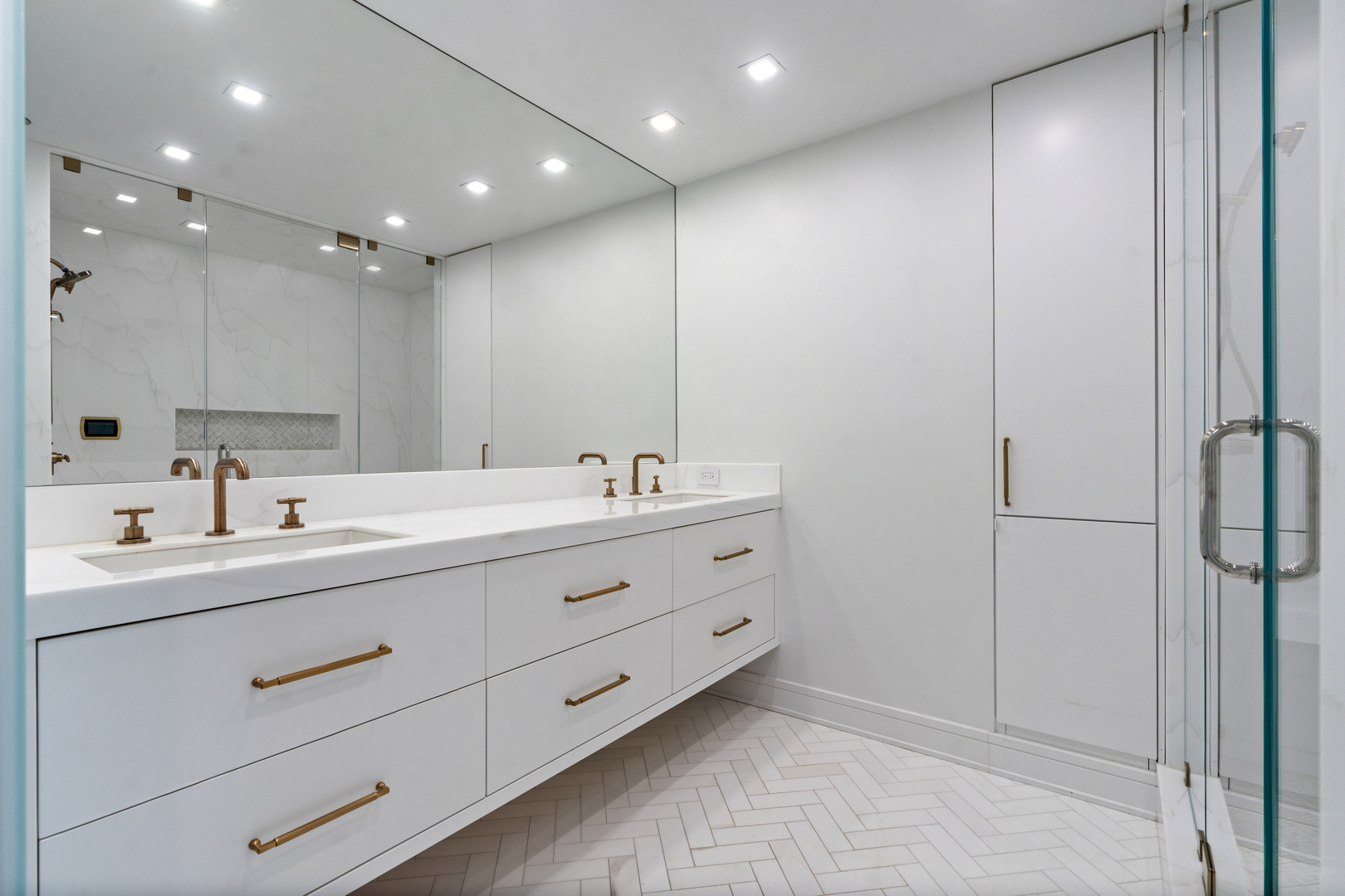 21 E Huron Street Unit: 1706