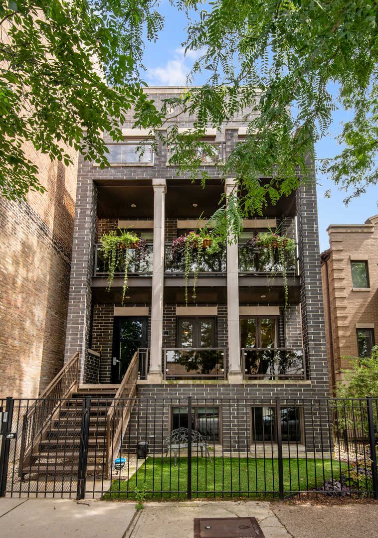2147 N Southport Avenue Unit: 3