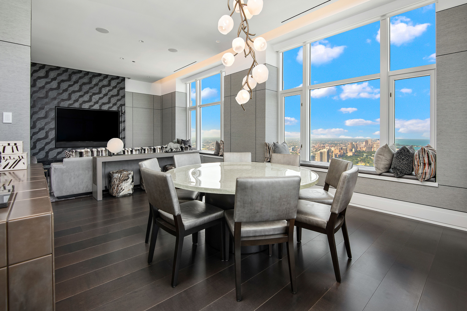 132 E Delaware Place Unit: 6206