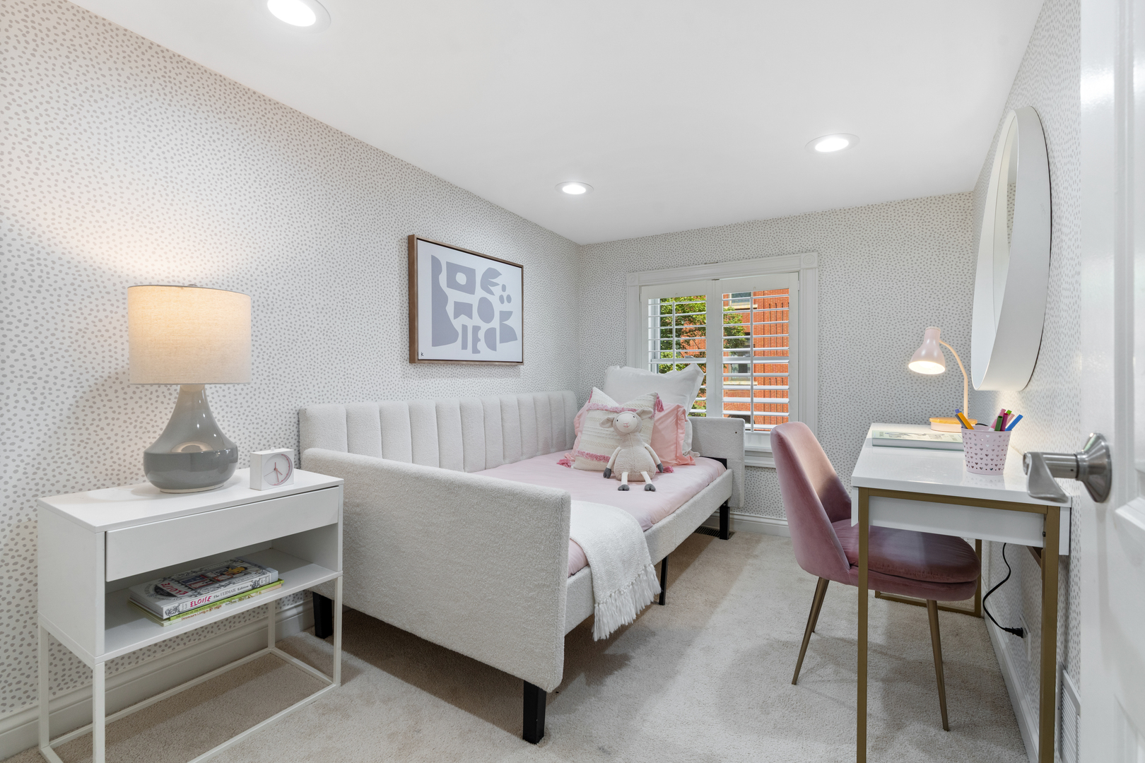 119 W Delaware Place