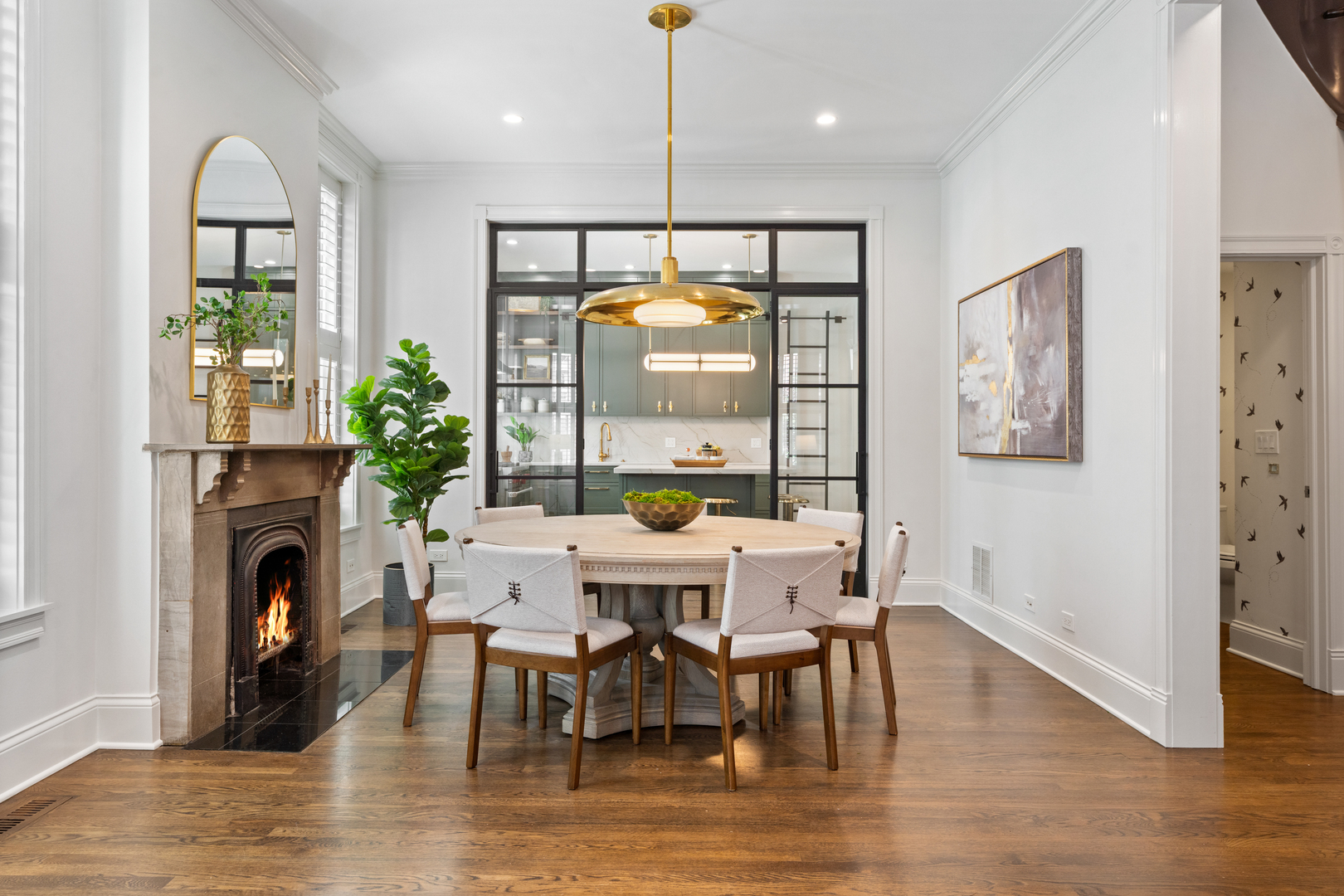 119 W Delaware Place