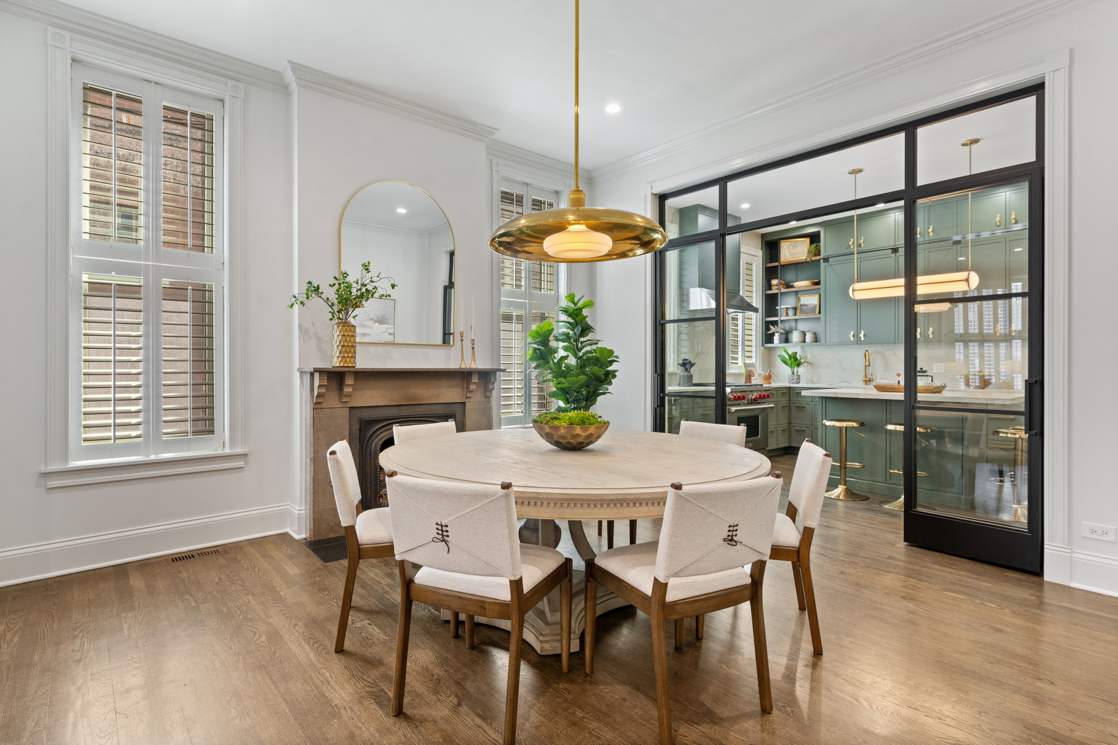 119 W Delaware Place