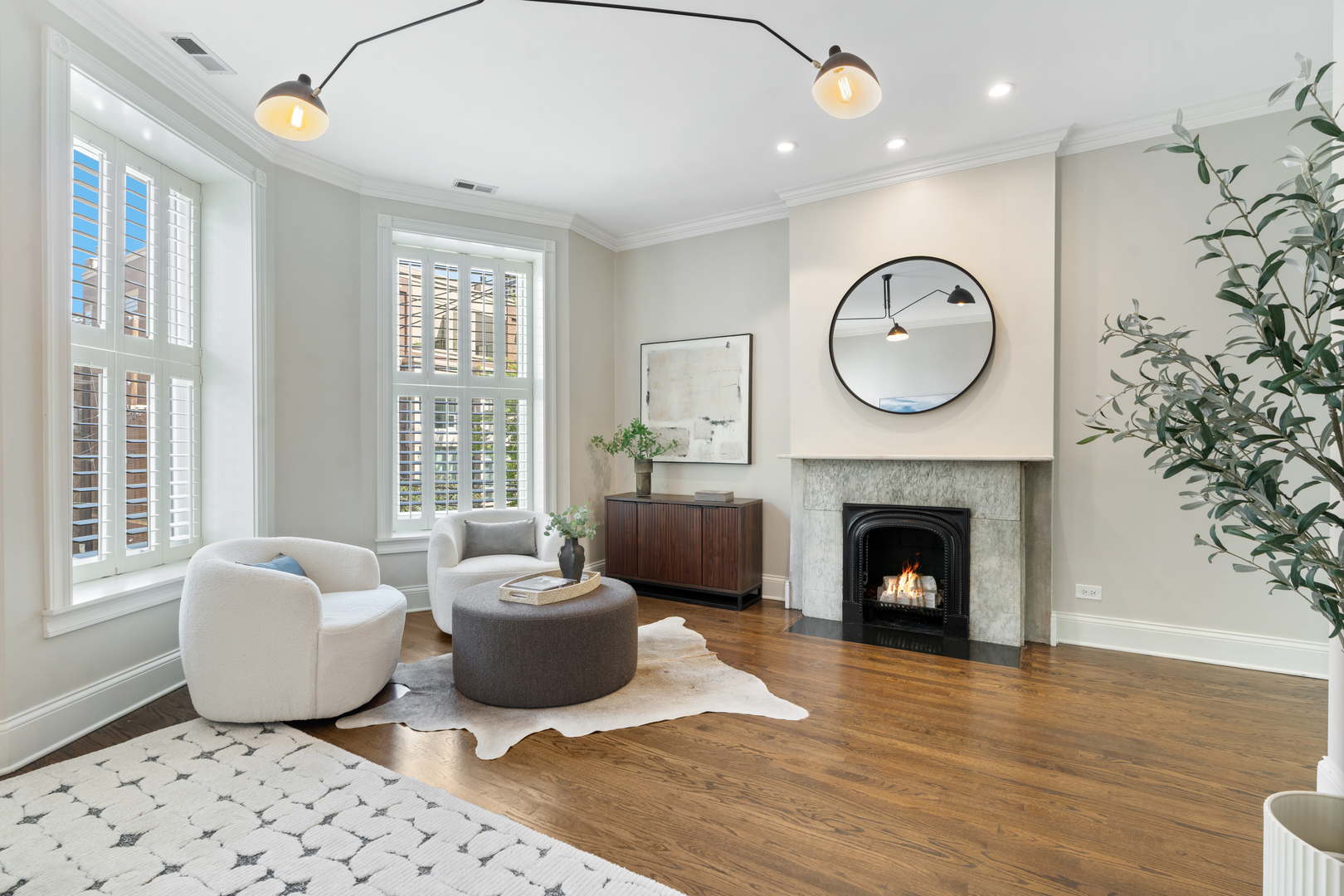 119 W Delaware Place