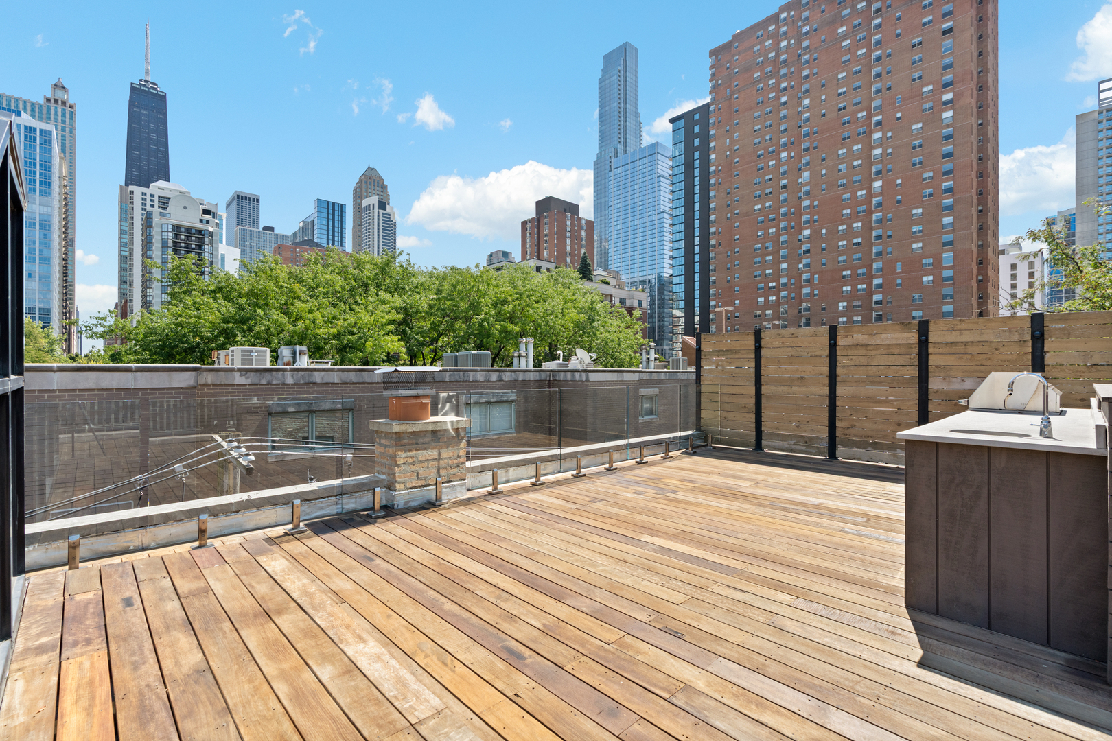 119 W Delaware Place