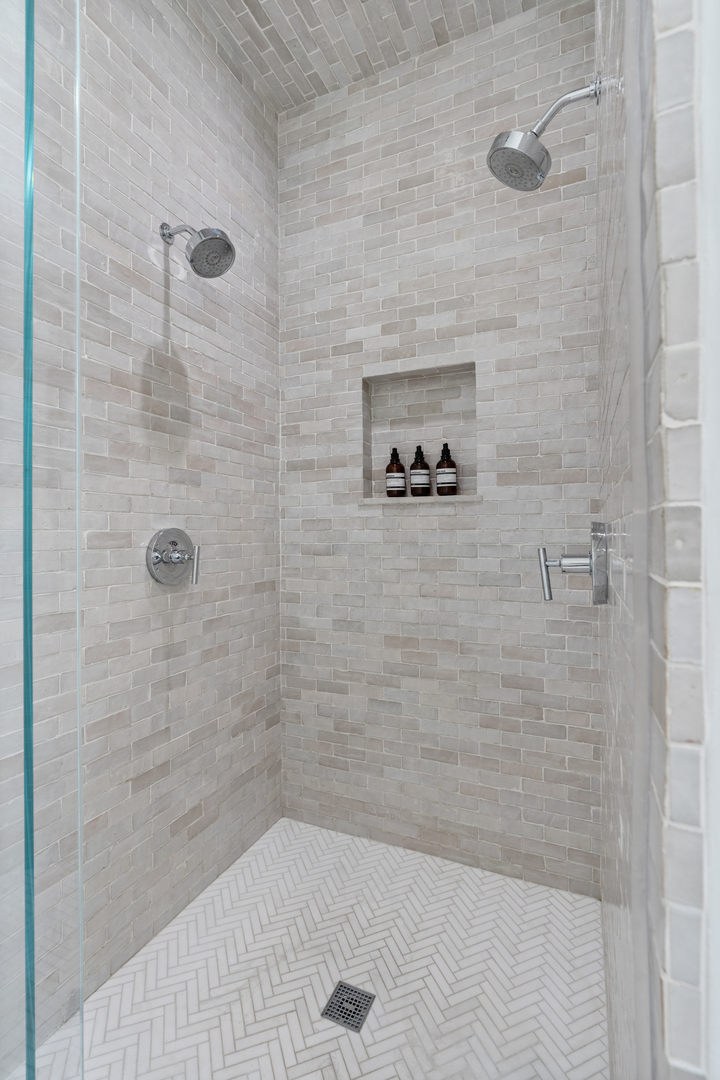 119 W Delaware Place