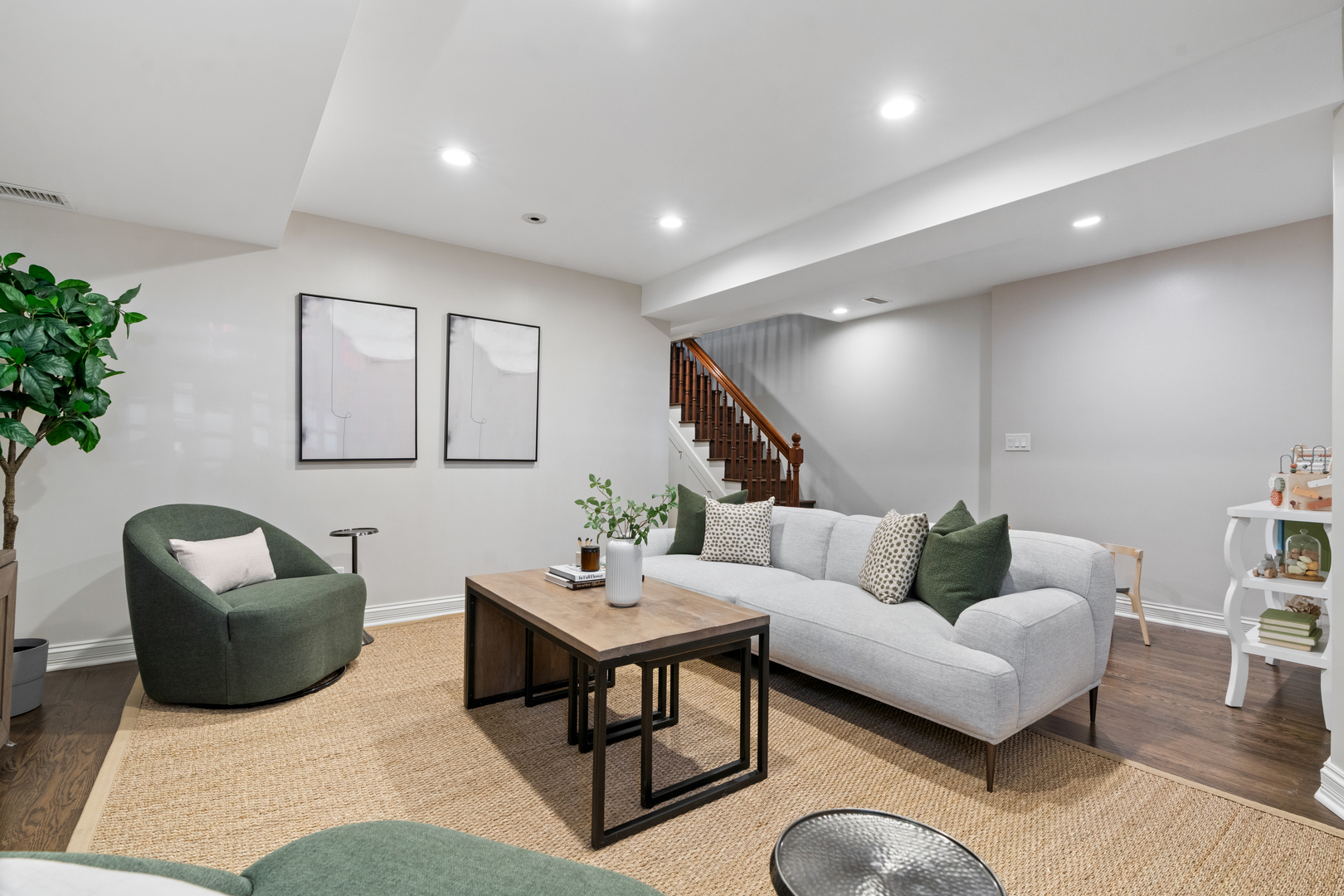 119 W Delaware Place