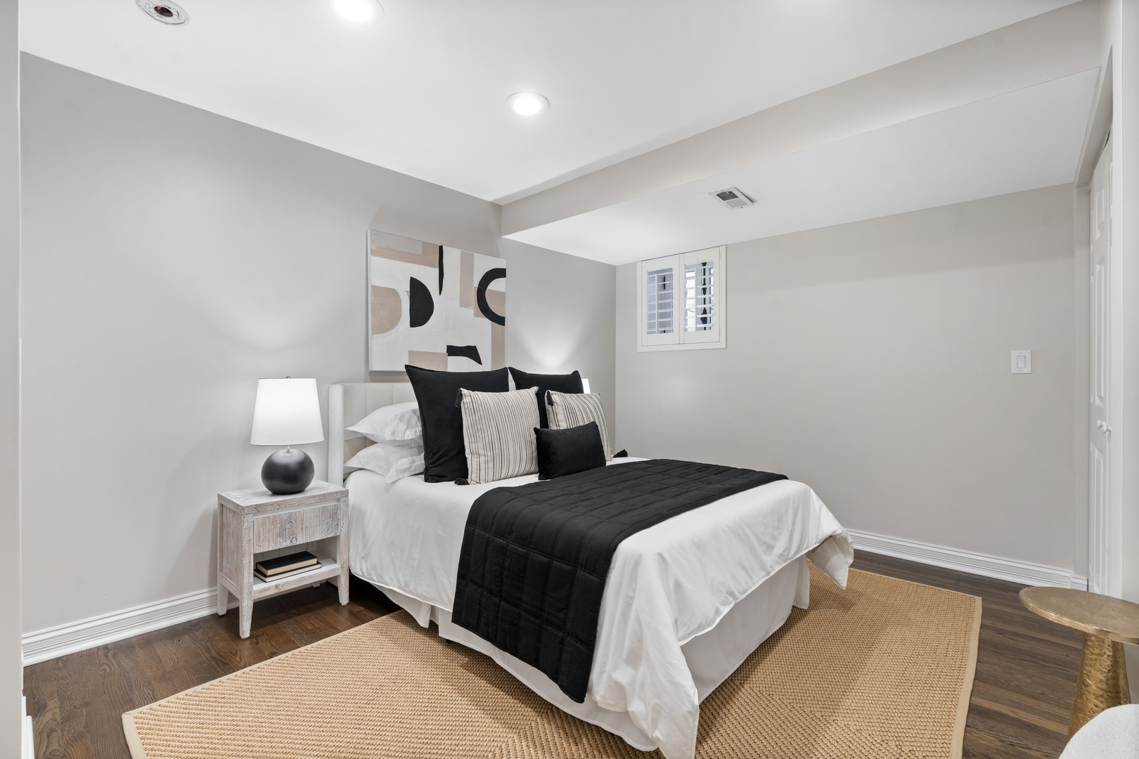119 W Delaware Place