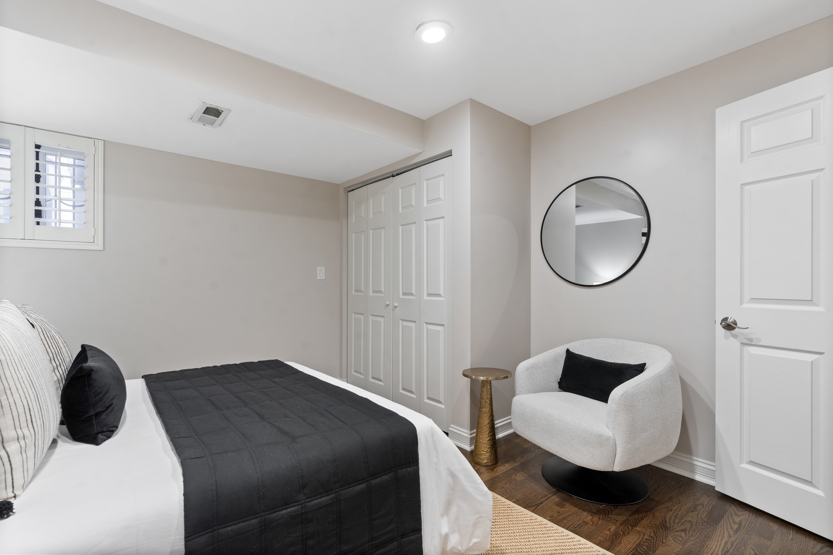 119 W Delaware Place