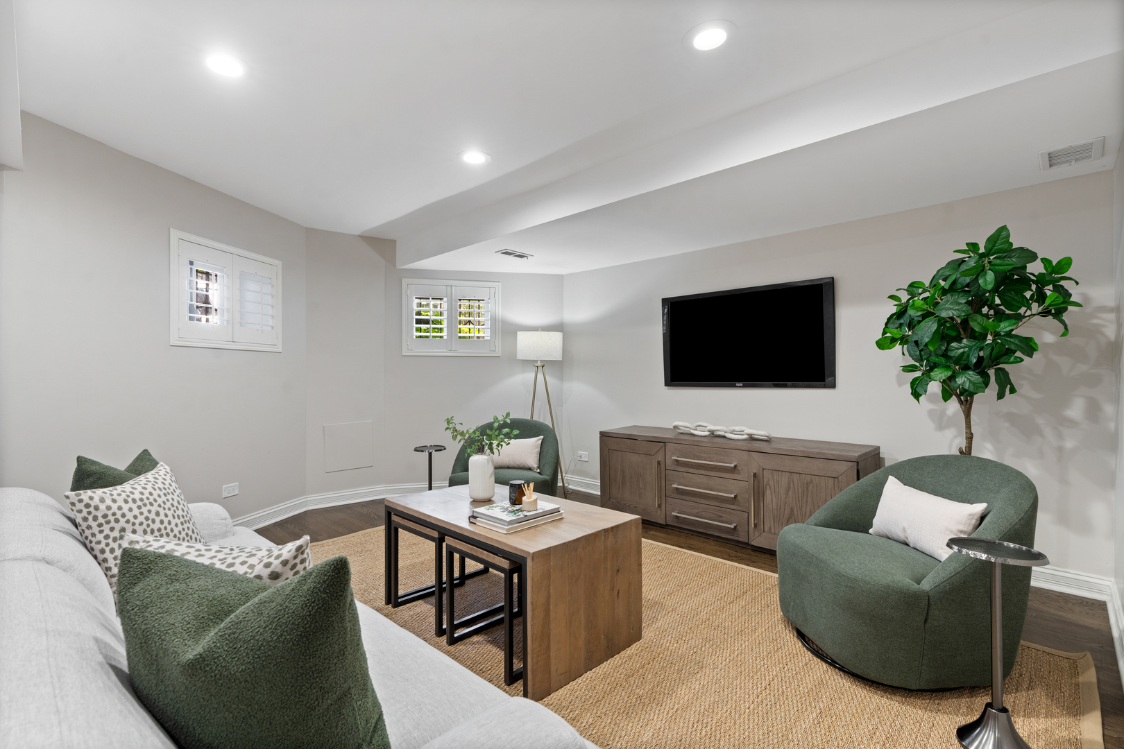 119 W Delaware Place