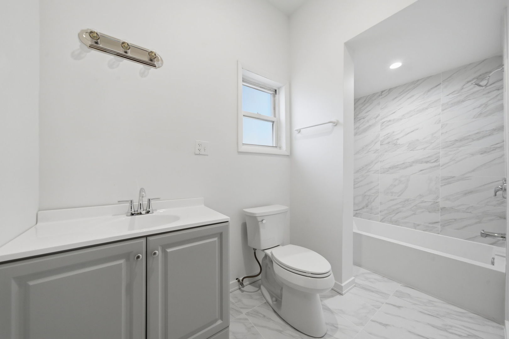 3300 N Southport Avenue Unit: 2