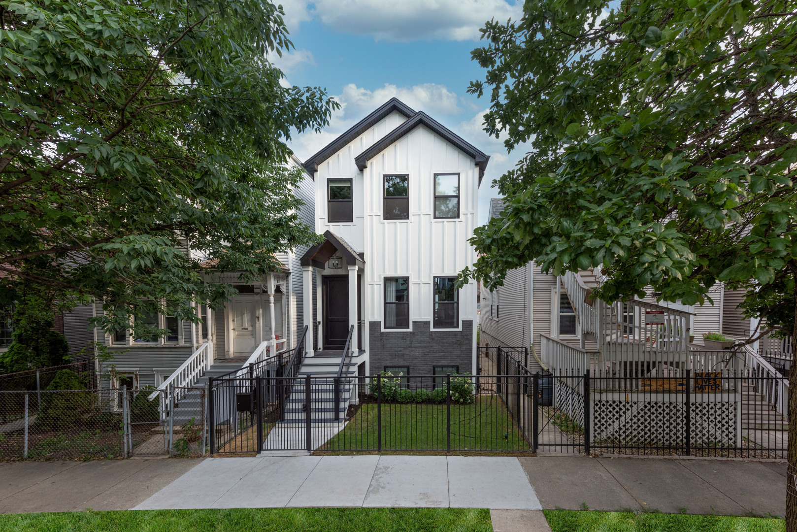 2447 W Moffat Street