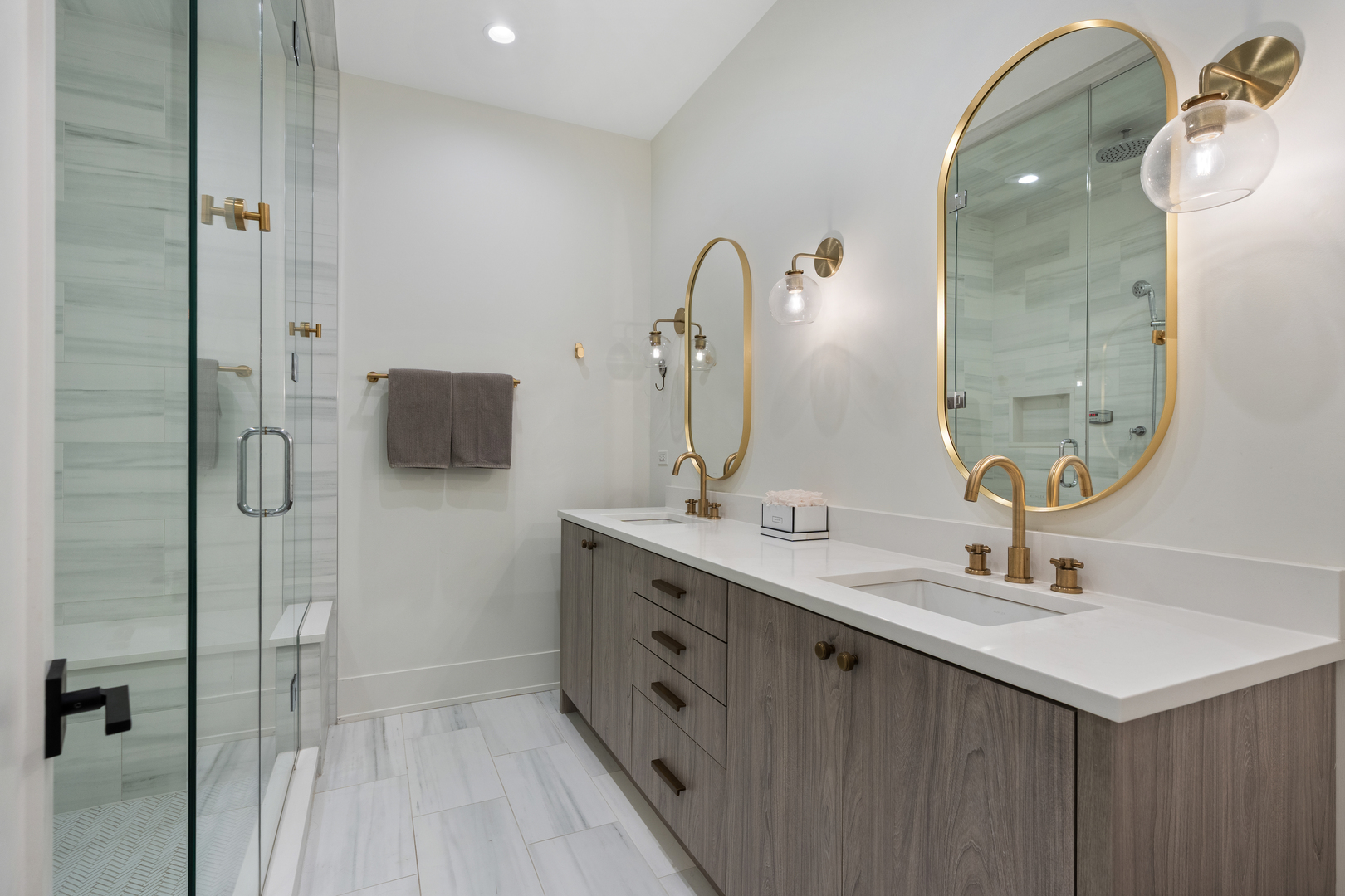 2541 N Wayne Avenue Unit: 1N