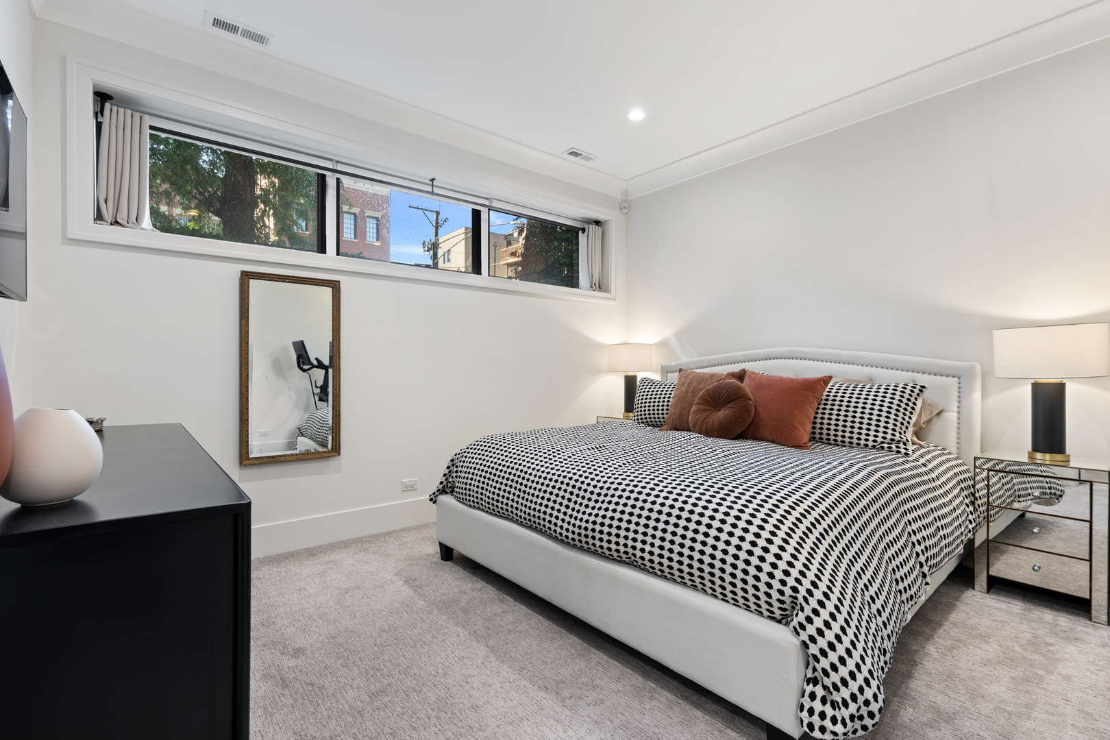 2541 N Wayne Avenue Unit: 1N